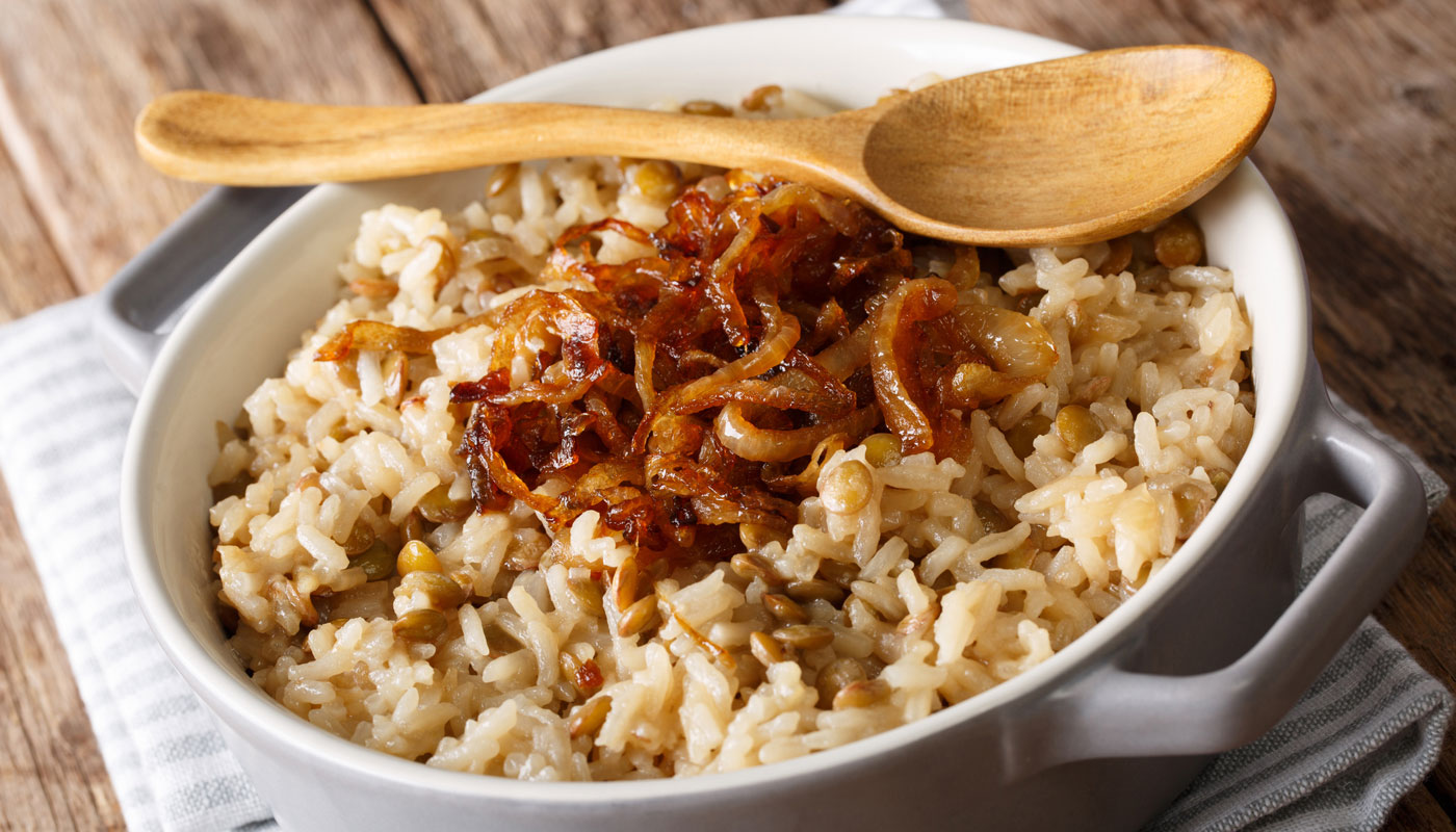 Arroz com lentilha e cebola caramelizada
