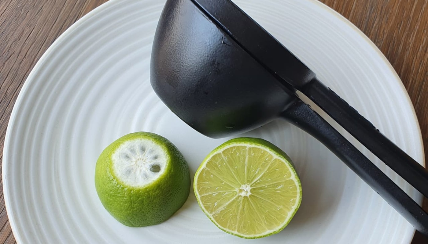 Tirar “tampinha” do limão é corte simples que faz sair muito mais suco ao espremer