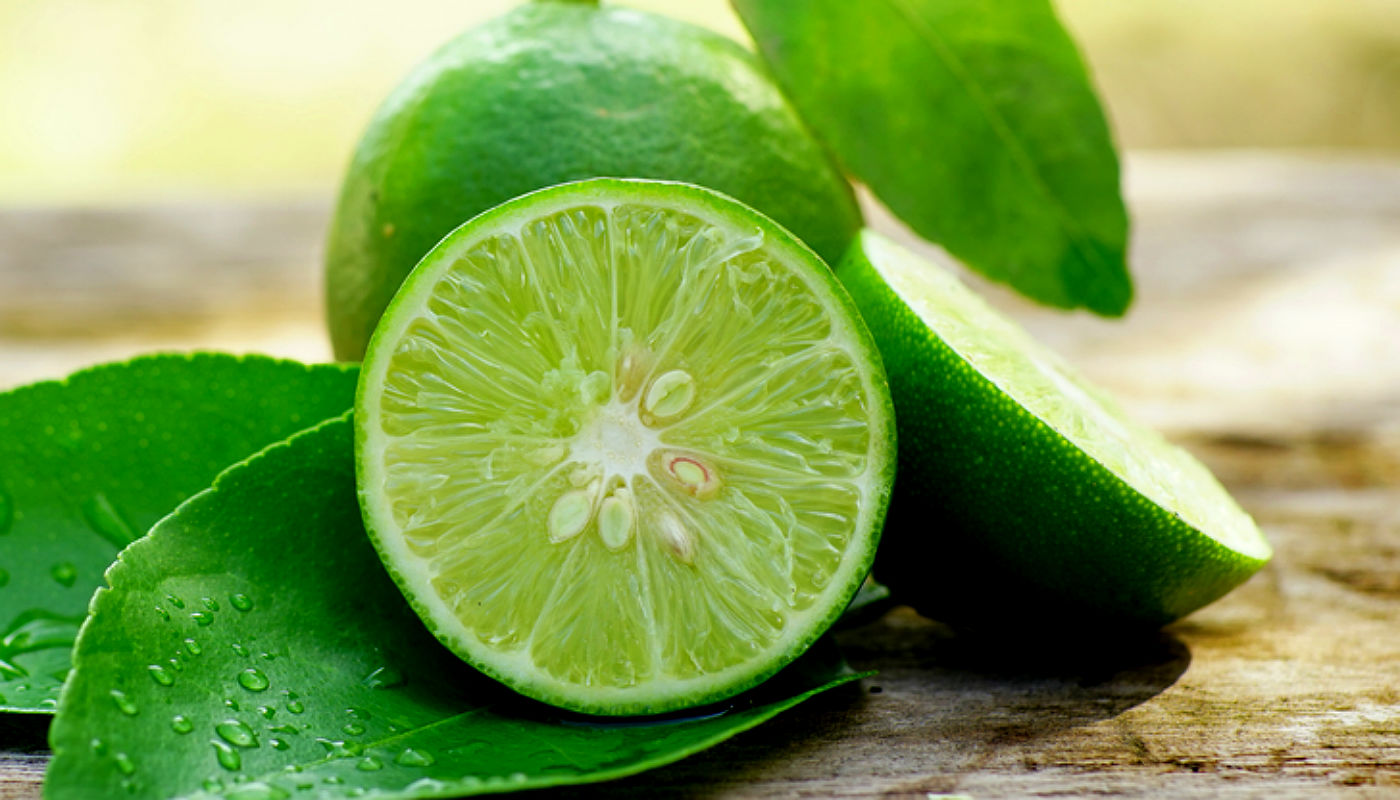 Suco emagrecedor de limão com ervas para beber de manhã e murchar barriga