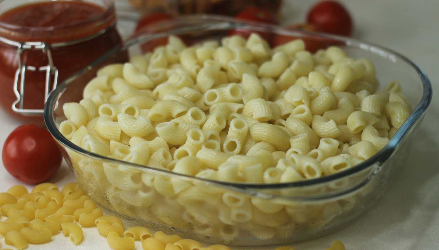 Cozinhar macarrão no micro-ondas é bem fácil e suja menos louça: veja como fazer
