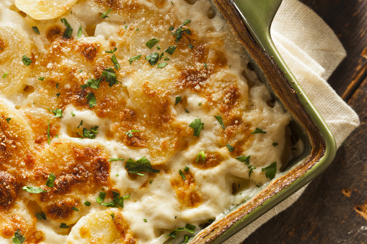 Macarrão de forno com frango, molho branco e delicioso gratinado por cima: veja receita