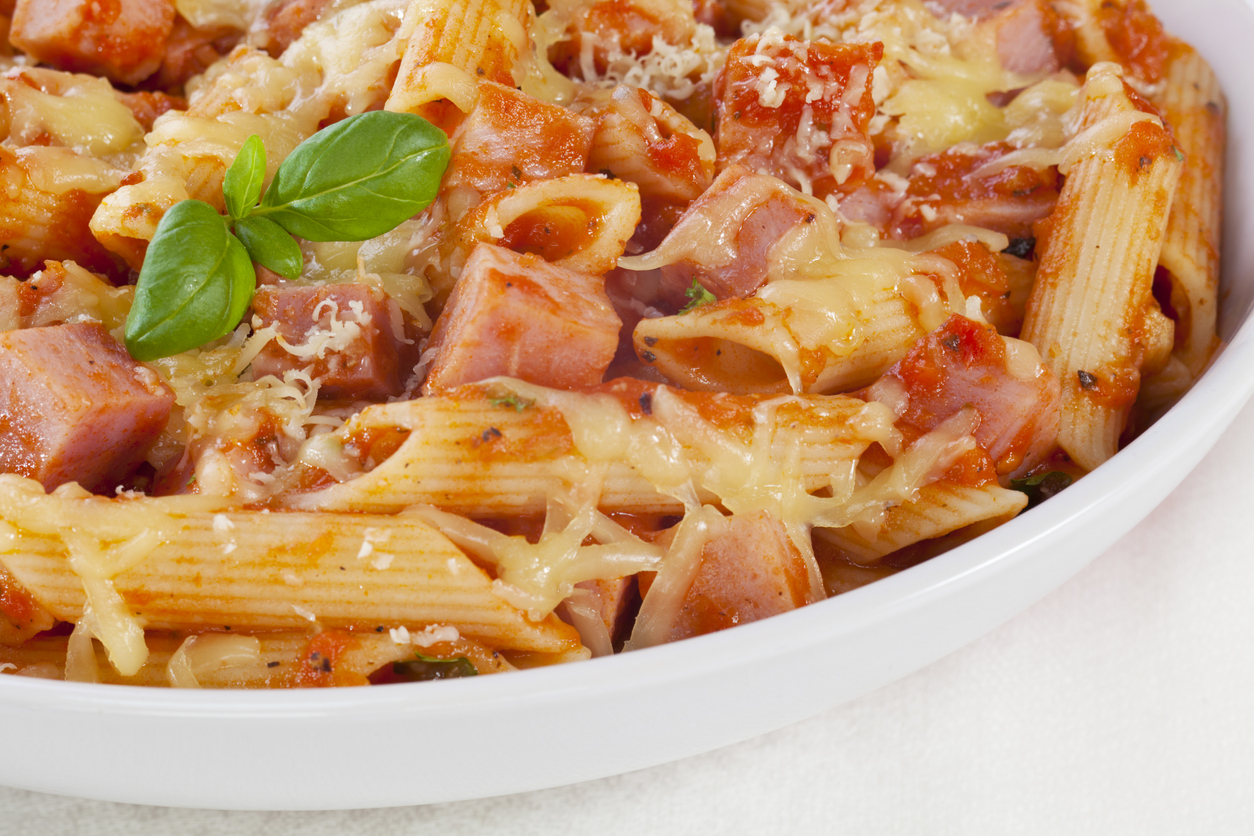 Macarrão na panela de pressão fica pronto em poucos minutos: receita bem cremosa
