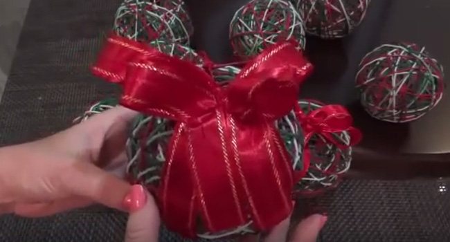 Aprenda a fazer uma bola de Natal vazada para decorar a porta: truque leva bexiga