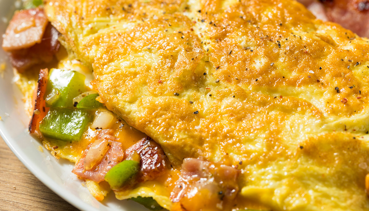 Bater demais os ovos, não mexê-la na frigideira e mais erros deixam omelete borrachuda: dicas
