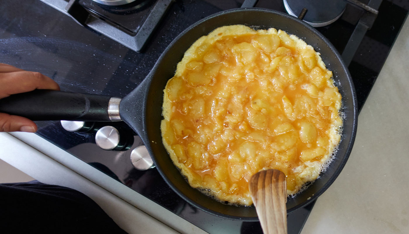 Como virar omelete: com este truque, você nunca mais vai fazer o prato virar ovo mexido
