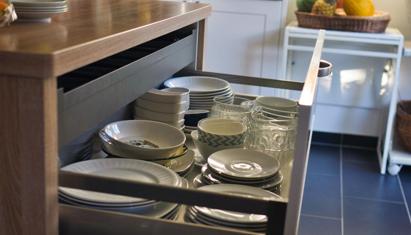 7 produtos que ajudam a organizar e até aumentar o espaço dos armários da cozinha