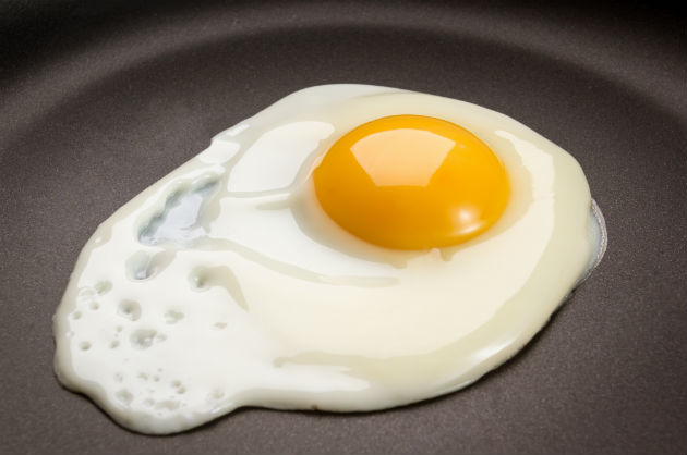 Ovo “frito” sem óleo: é possível e fica igualmente gostoso. Aprenda!