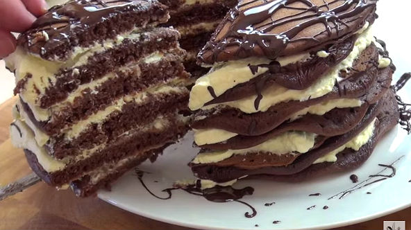 Bolo de chocolate feito com panquecas é incrivelmente simples e delicioso