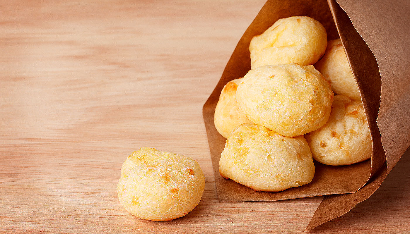 Receita fácil de pão de queijo caseiro que fica crocante por fora e macio por dentro