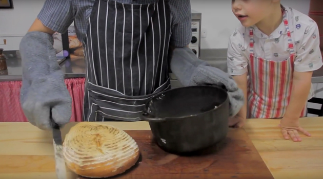 Pão mais fácil do mundo: chefe dá receita que até criança consegue fazer