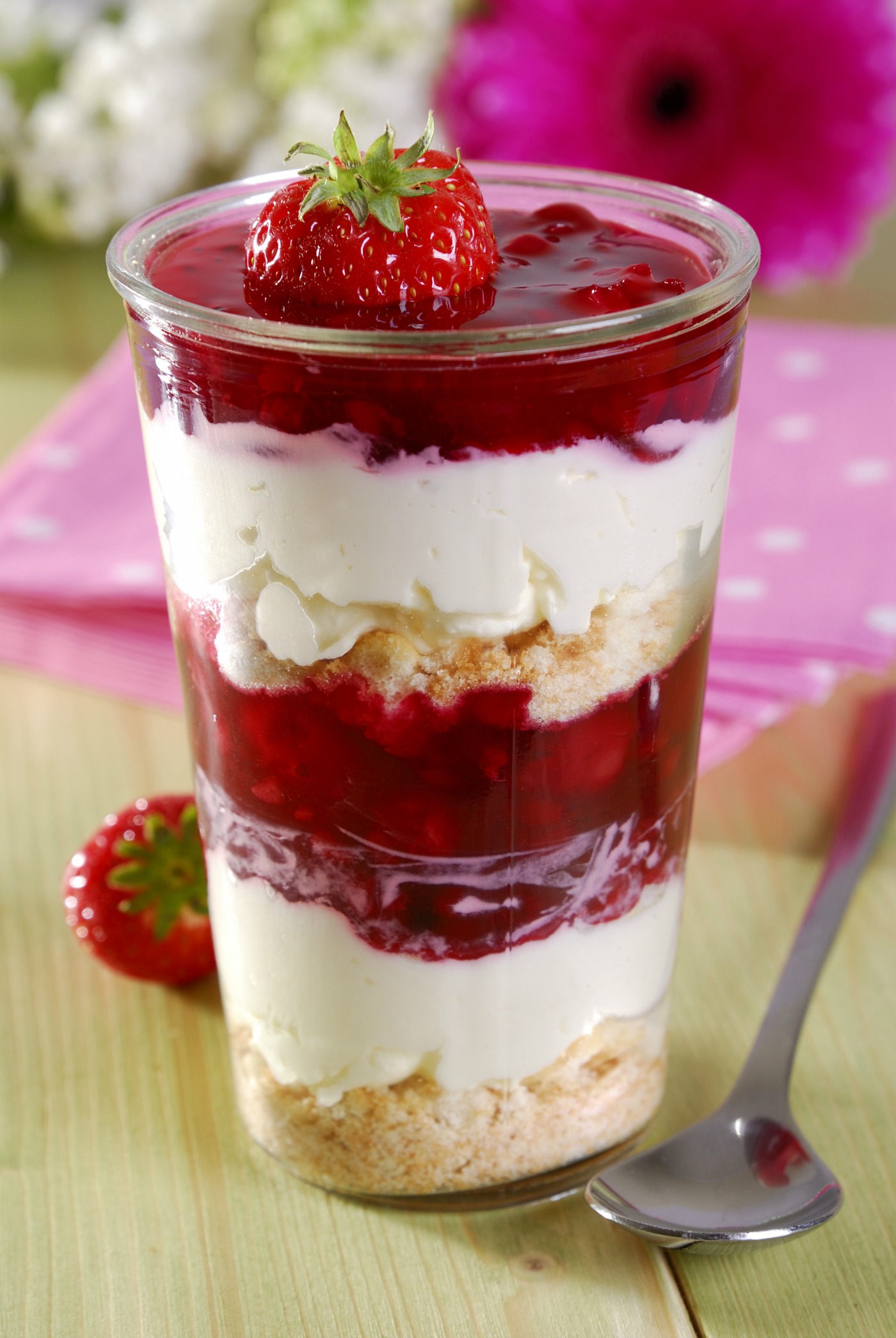 Creme, bolachinhas e muitas frutas vermelhas: aprenda receita de pavê delicioso