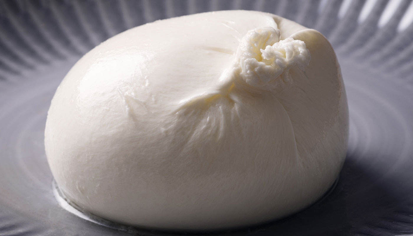 Como fazer burrata em casa parece difícil, mas leva somente três