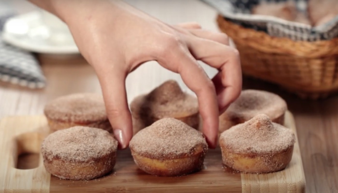 Bolinho de chuva assado fica com massa fofinha sem fazer qualquer sujeira no fogão