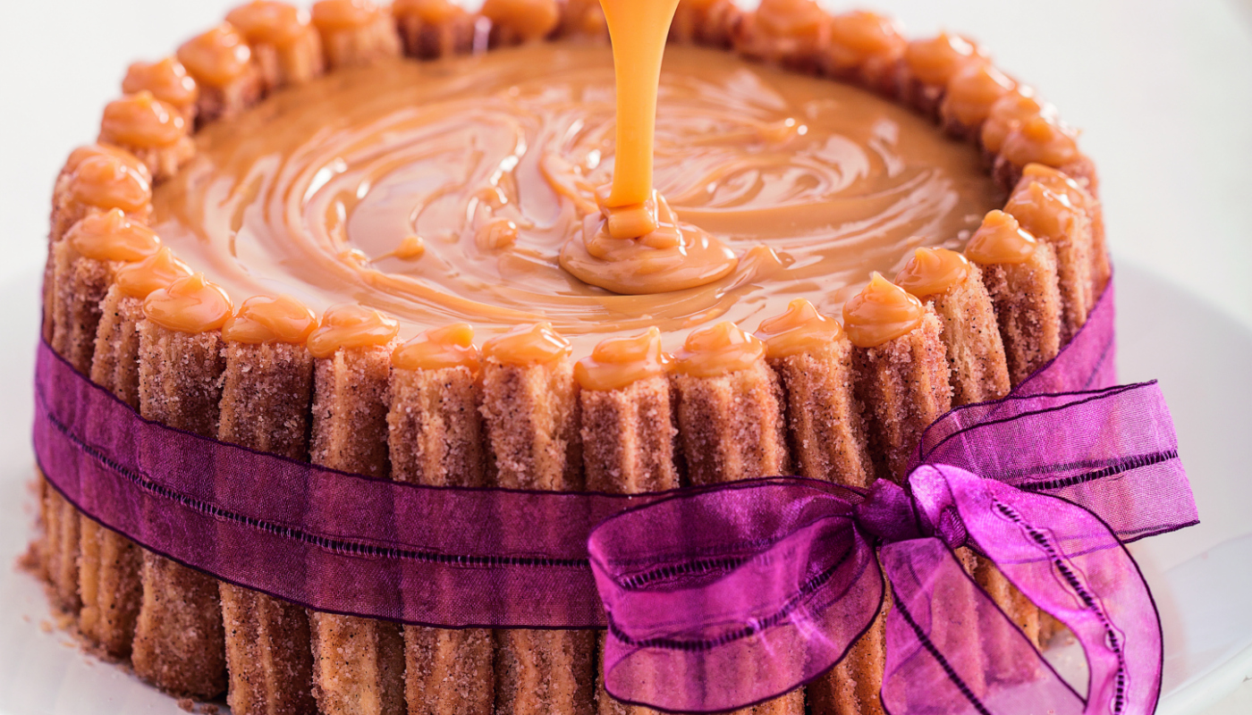Bolo de churros com MUITO doce de leite dentro: aprenda a receita dessa gostosura
