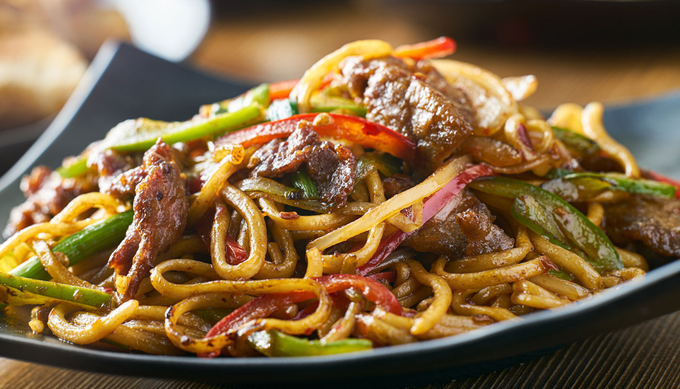 Receitas para transformar sua casa em um restaurante asiático: yakisoba, frango xadrez e mais