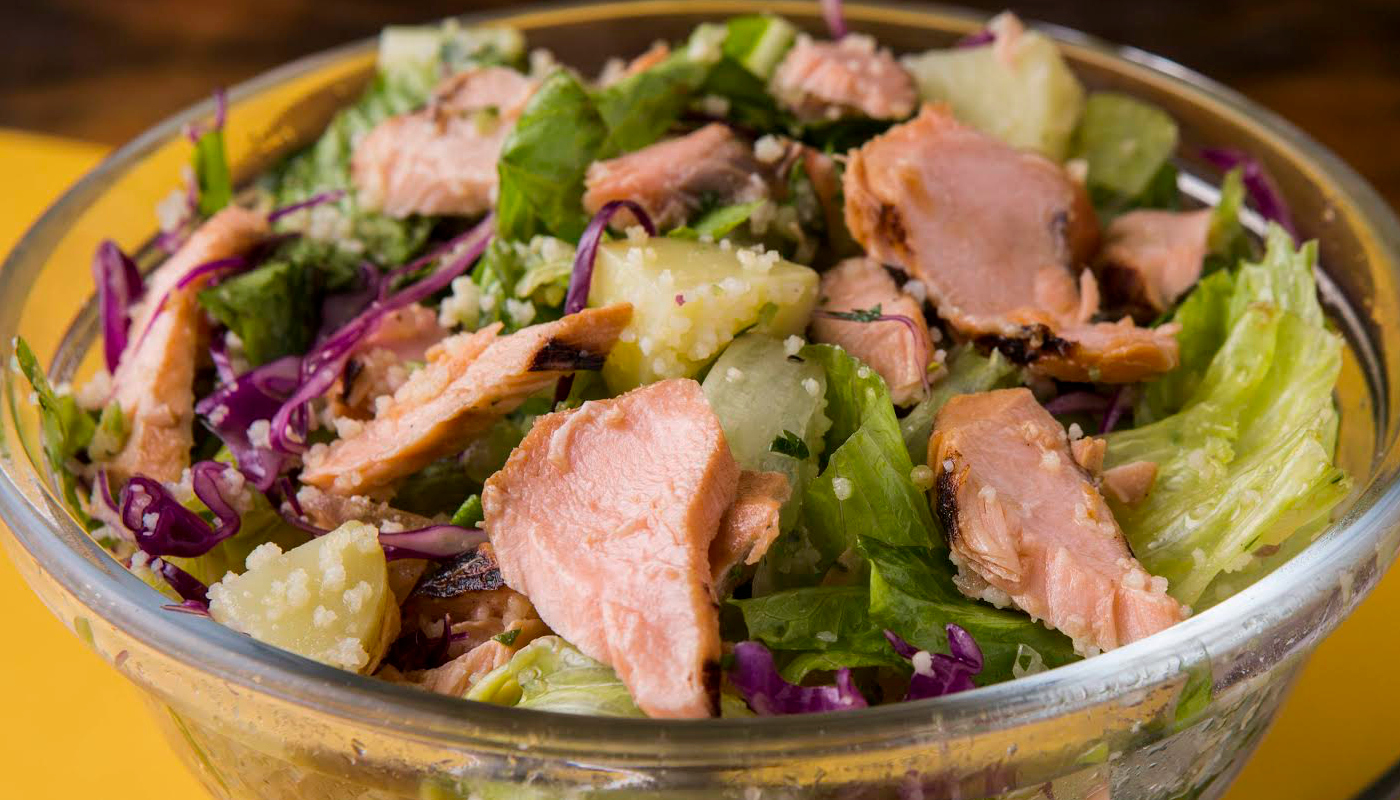 3 receitas de saladas com peixes e frutos do mar para deixar o verão mais gostoso