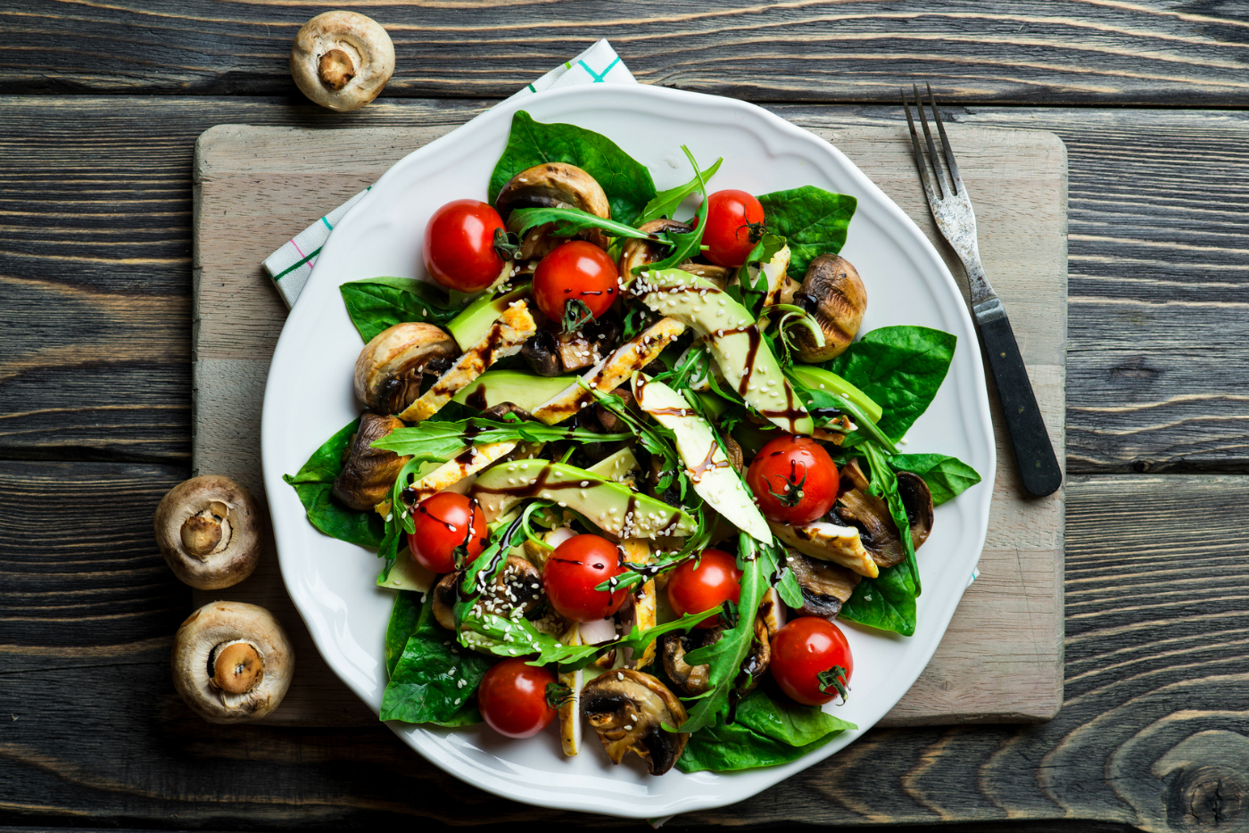 Salada com tomate cereja e abacate perfeita para o calor: aprenda como preparar