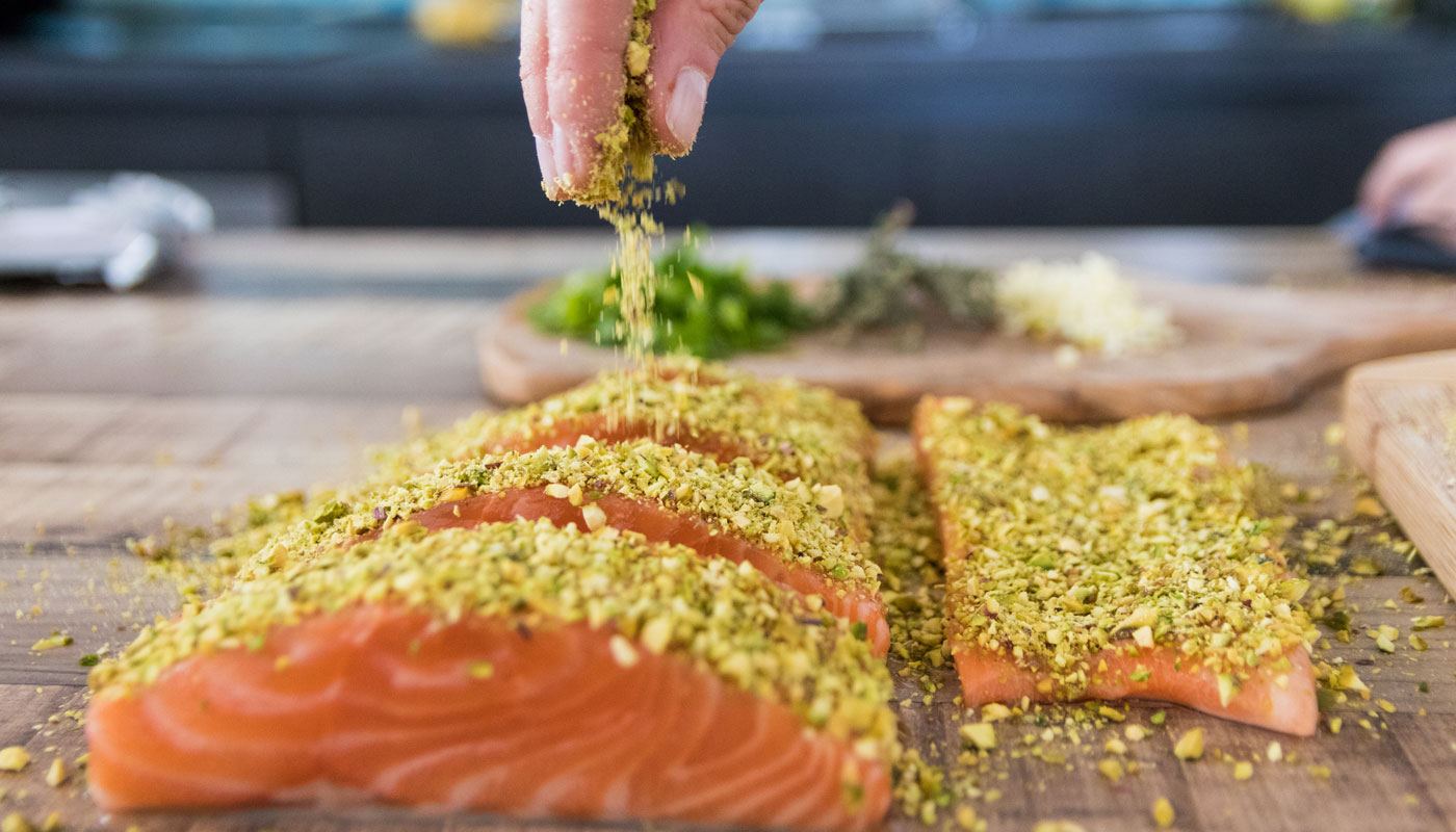 Como fazer crosta para peixe e dar um charme ao prato: com castanhas, ervas e gergelim