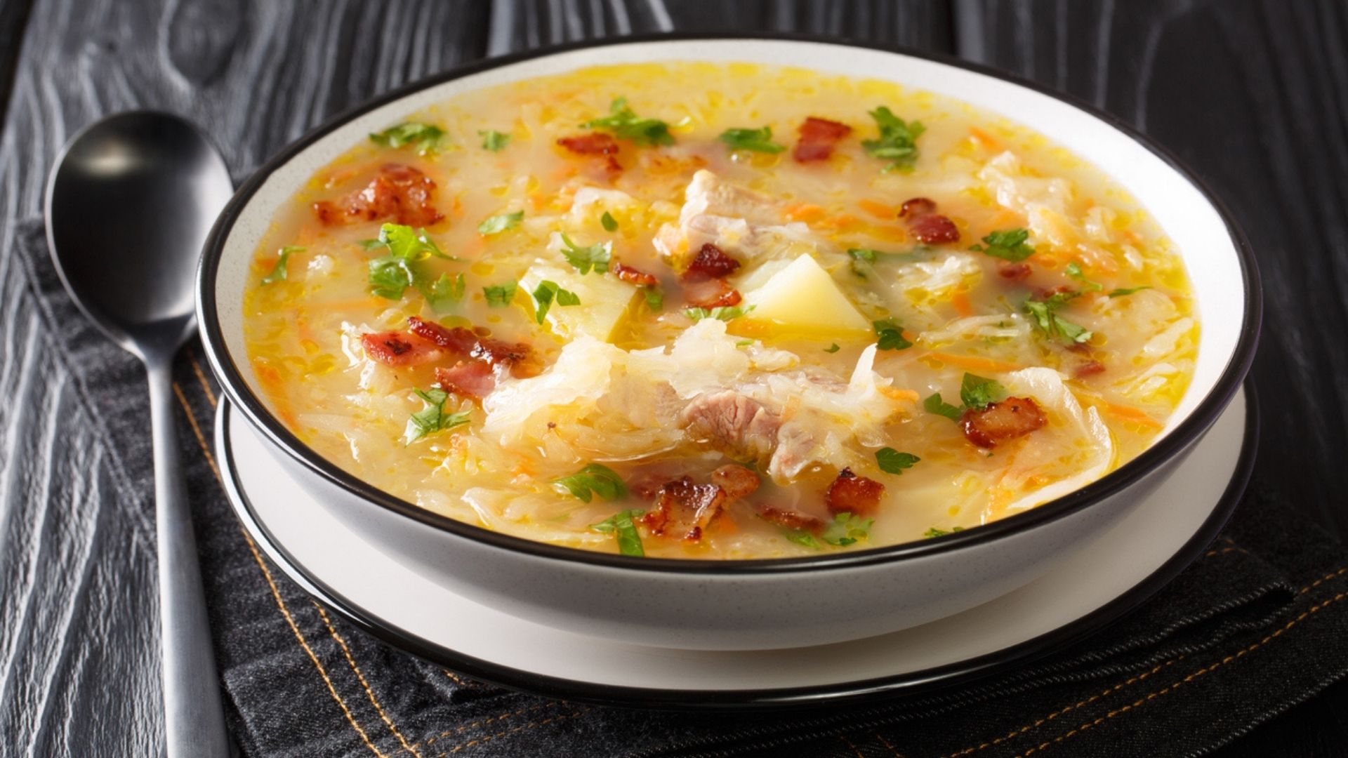 Sopa de chucrute para curar ressaca e mais coisas surpreendentes que só existem na Polônia