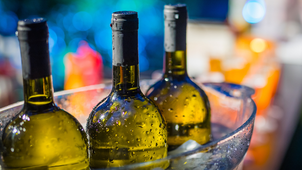 Truque simples de chef faz a garrafa de vinho gelar em apenas seis minutos