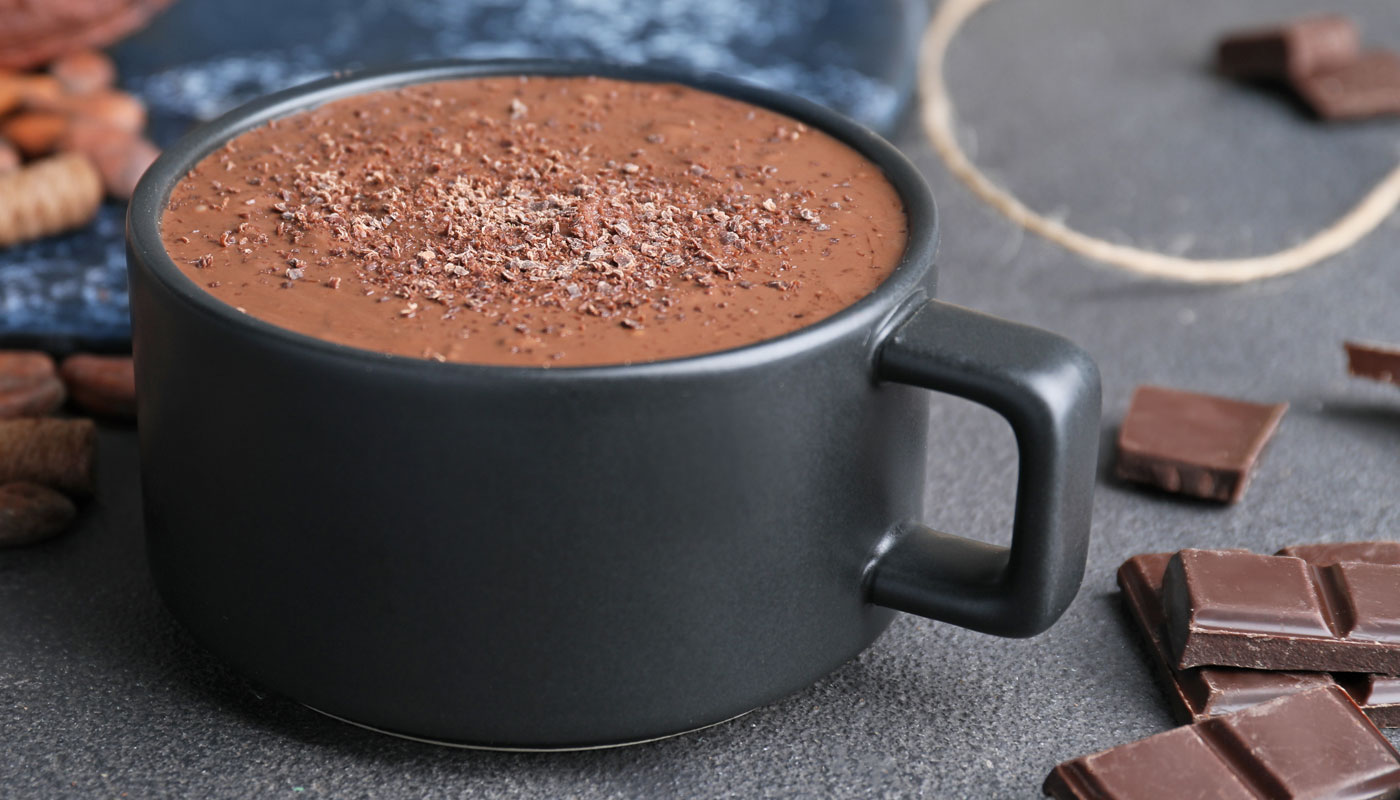 Melhor chocolate quente de todos fica supercremoso e leva leite em pó no preparo